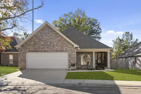 82 Village Dr, Hattiesburg, MS 39402