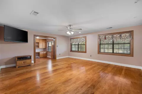 Living - 115 Bates Ave, Purvis, MS 39475 photo 4 of 6