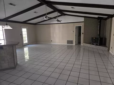Living - 3 Pinecrest Pl, Laurel, MS 39440 photo 2 of 3