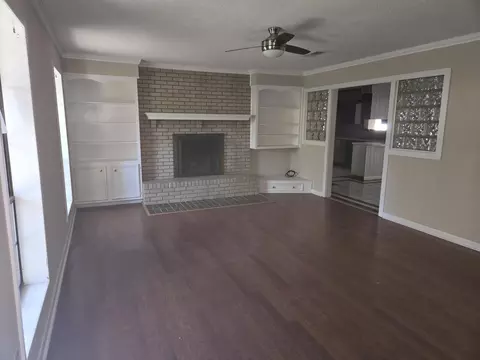 Living - 3 Pinecrest Pl, Laurel, MS 39440 photo 1 of 3