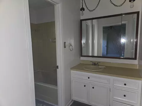 Bath - 3 Pinecrest Pl, Laurel, MS 39440 photo 1 of 1