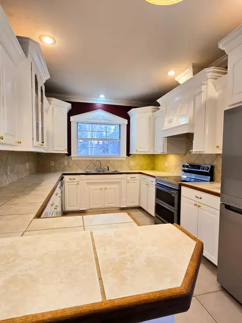 Kitchen - 36 Walker Hill Rd, Sumrall, MS 39482 photo 2 of 5