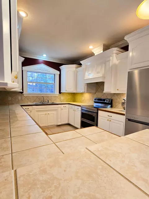Kitchen - 36 Walker Hill Rd, Sumrall, MS 39482 photo 4 of 5