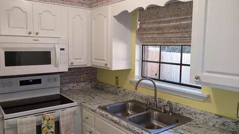 Kitchen - 1405 Willus Dr, Laurel, MS 39440 photo 2 of 3