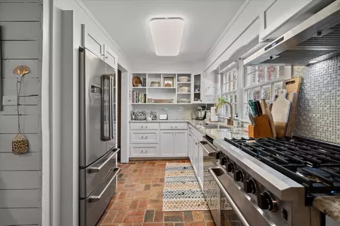 Kitchen - 830 N 9th Ave, Laurel, MS 39440 photo 4 of 7