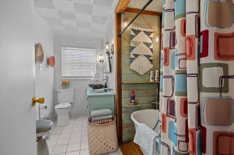Bath - 830 N 9th Ave, Laurel, MS 39440 photo 3 of 5