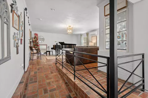 Entry Way - 830 N 9th Ave, Laurel, MS 39440 photo 4 of 7
