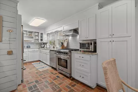 Kitchen - 830 N 9th Ave, Laurel, MS 39440 photo 3 of 7