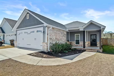 24 S Barnes Field Dr, Hattiesburg, MS 39402
