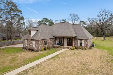 98 Wandering Oaks Ln, Hattiesburg, MS 39401