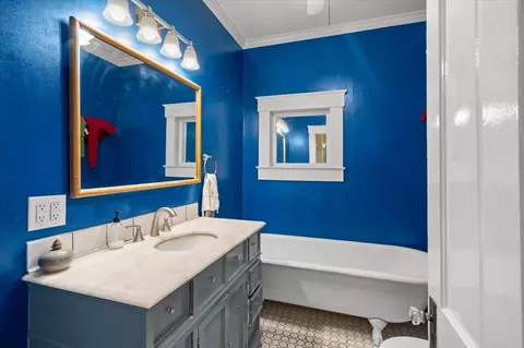Bath - 837 N 7th Ave, Laurel, MS 39440 photo 2 of 3