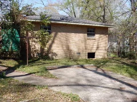 Exterior - 608 E 11th St, Laurel, MS 39440 photo 3 of 9