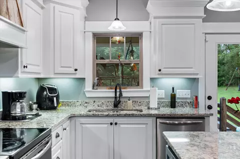 Kitchen - 4423 Hwy 589, Sumrall, MS 39482 photo 3 of 3