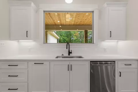 Kitchen - 41 Redmont Dr, Sumrall, MS 39482 photo 3 of 5