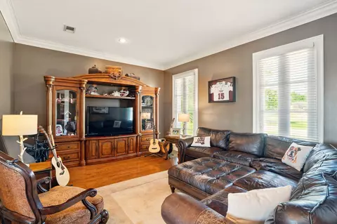 Living - 906 Co Rd 8, Stringer, MS 39481 photo 4 of 5
