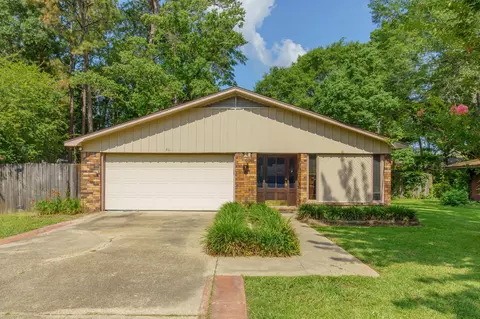711 Monterrey Ln, Hattiesburg, MS 39402