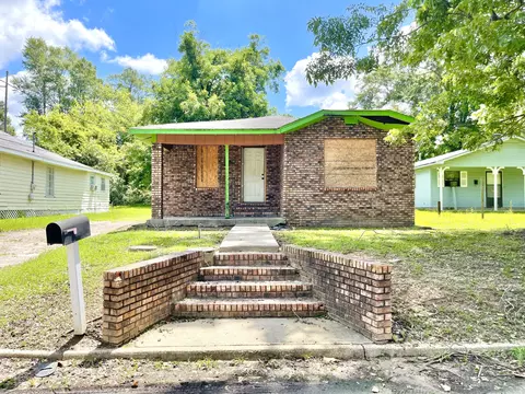 911 S 8th Ave, Laurel, MS 39440