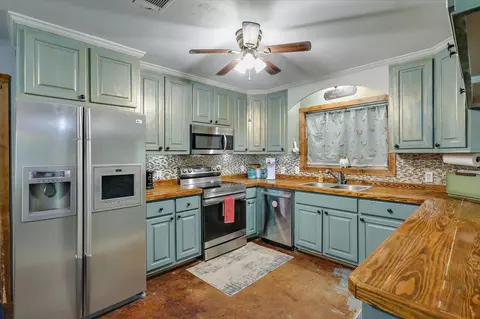 Kitchen - 1563 Dry Creek Rd, Magee, MS 39111 photo 2 of 4