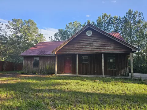 61 Pinehill Dr, Collins, MS 39428