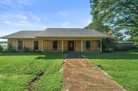 104 S 3rd St, Mount Olive, MS 39119