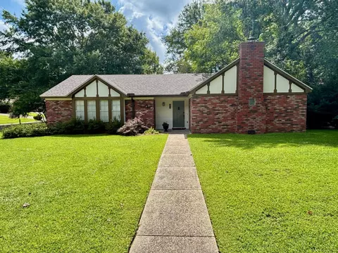 3020 Mesa Dr, Hattiesburg, MS 39402