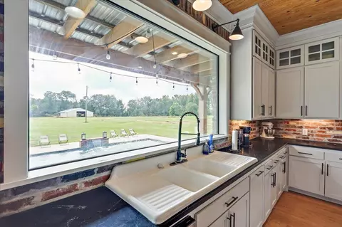 Kitchen - 849 Athens Rd, Mendenhall, MS 39114 photo 5 of 7