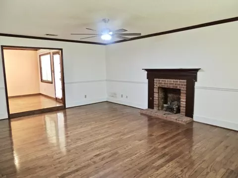 Living - 1907 Wansley Rd, Laurel, MS 39443 photo 2 of 4