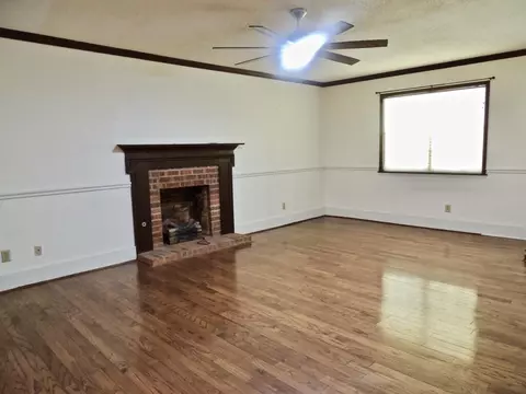 Living - 1907 Wansley Rd, Laurel, MS 39443 photo 3 of 4