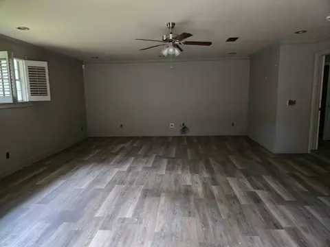 Living - 3011 Wansley Rd, Laurel, MS 39443 photo 2 of 4