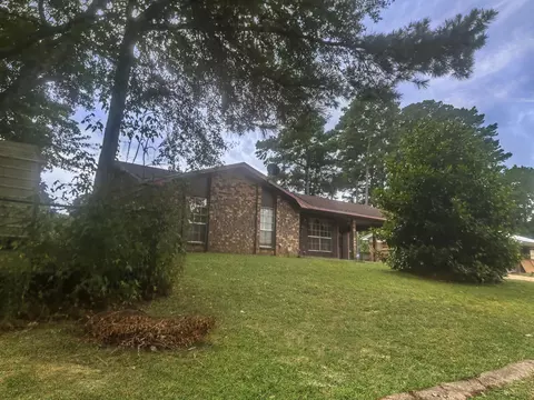 11 Hoy Green Acres Dr, Laurel, MS 39443