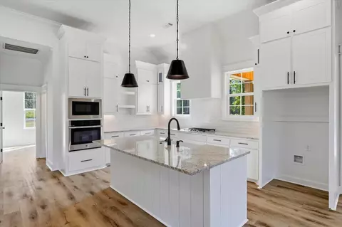 Kitchen - 204 A D Mclendon Rd, Mendenhall, MS 39114 photo 2 of 2