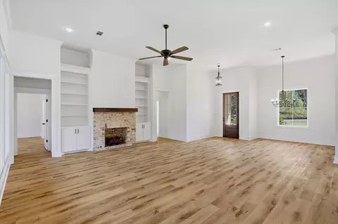 Living - 204 A D Mclendon Rd, Mendenhall, MS 39114 photo 3 of 6