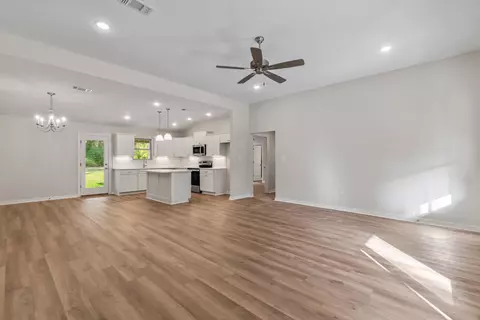 Living - 4 Front Ave, Sumrall, MS 39482 photo 2 of 3