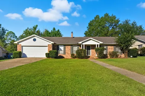 811 Monterrey Ln, Hattiesburg, MS 39402