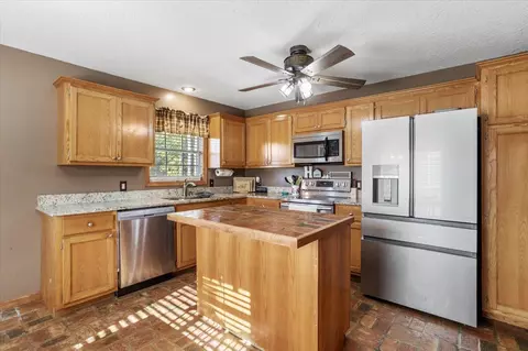 Kitchen - 139 E Wilkerson Ferry Rd, Lucedale, MS 39452 photo 2 of 3