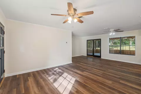 Living - 224 Buckley Rd, Laurel, MS 39443 photo 2 of 5
