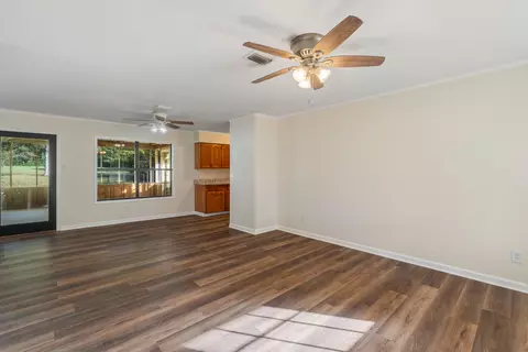 Living - 224 Buckley Rd, Laurel, MS 39443 photo 1 of 5