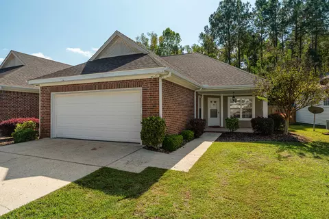 308 Sweetwater Ln, Hattiesburg, MS 39402