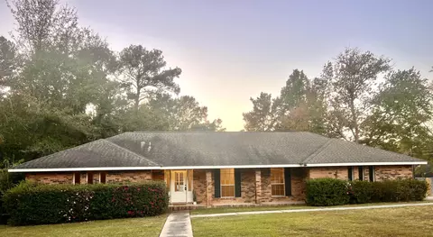 101 Tall Pines Dr, Hattiesburg, MS 39402