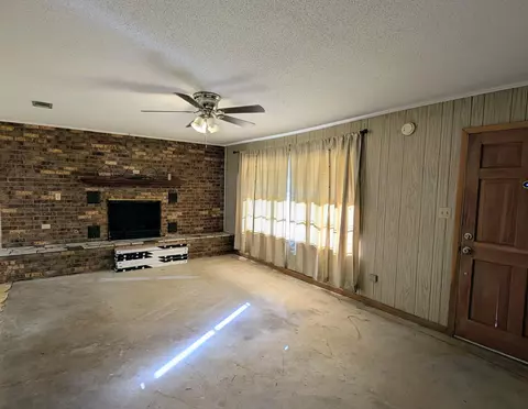 Living - 604 1st Ave, Purvis, MS 39475 photo 2 of 2