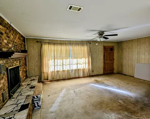Living - 604 1st Ave, Purvis, MS 39475 photo 1 of 2