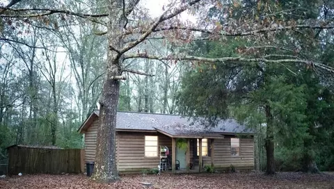 136 Country Cir, Ellisville, MS 39437