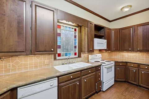 Kitchen - 501 SW 2nd Ave, Magee, MS 39111 photo 3 of 6