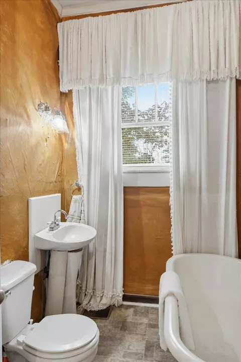 Bath - 501 SW 2nd Ave, Magee, MS 39111 photo 3 of 4