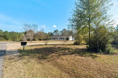 Exterior - 21 Sunset Hills Rd, Laurel, MS 39443 photo 5 of 8