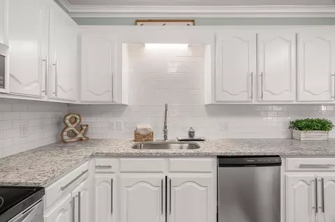 Kitchen - 21 Sunset Hills Rd, Laurel, MS 39443 photo 5 of 5
