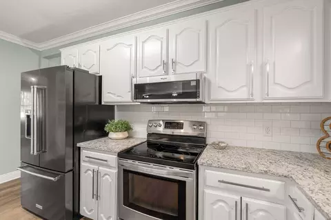 Kitchen - 21 Sunset Hills Rd, Laurel, MS 39443 photo 4 of 5