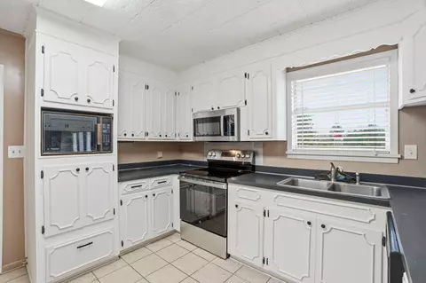 Kitchen - 370 Co Rd 7, Stringer, MS 39481 photo 2 of 2