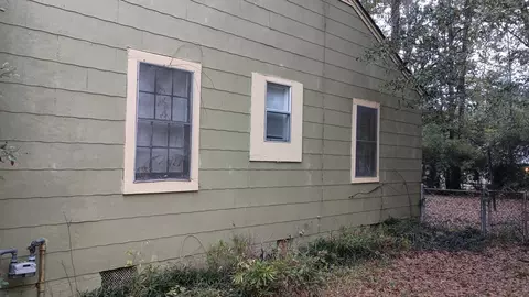 Exterior - 951 Poplar Dr, Laurel, MS 39440 photo 3 of 4