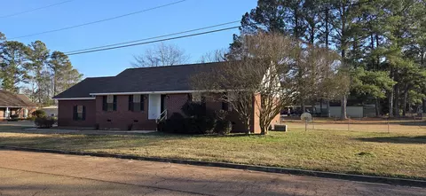 1120 E 3rd St SE, Magee, MS 39111